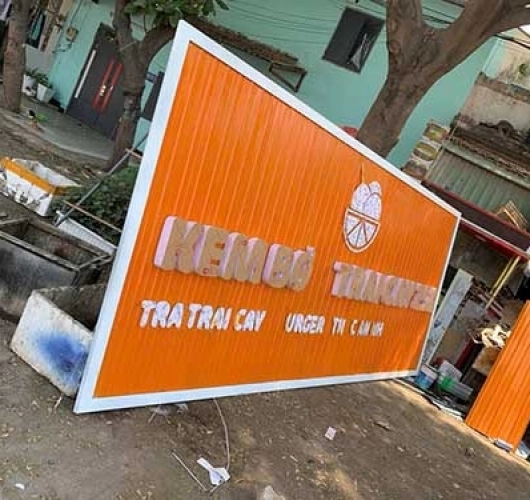 Làm bảng hiệu tôn sóng ấn tượng giá rẻ