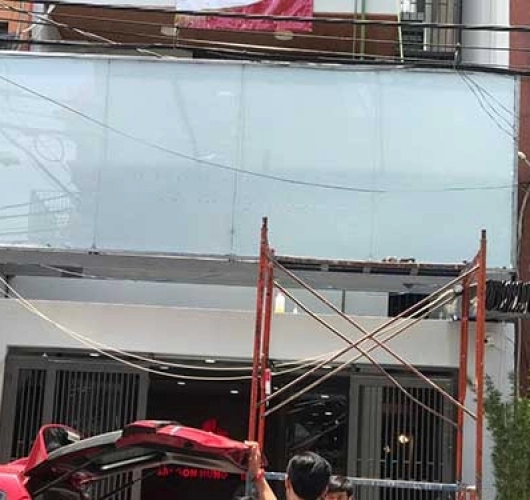 Thiết kế bảng hiệu kính cường lực cao cấp uy tín nhất