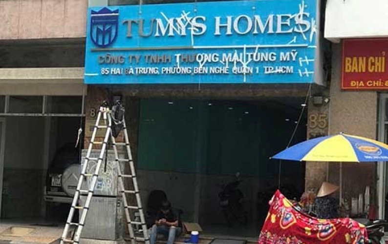 Bảng hiệu kính cường lực