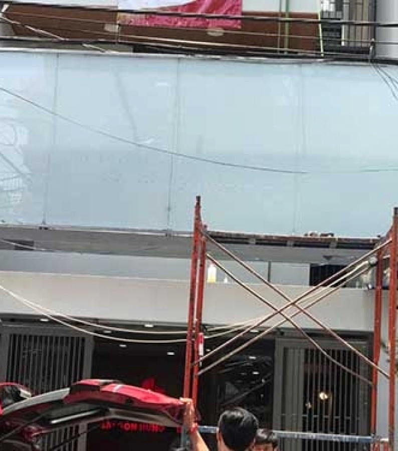 Thiết kế bảng hiệu kính cường lực cao cấp uy tín nhất