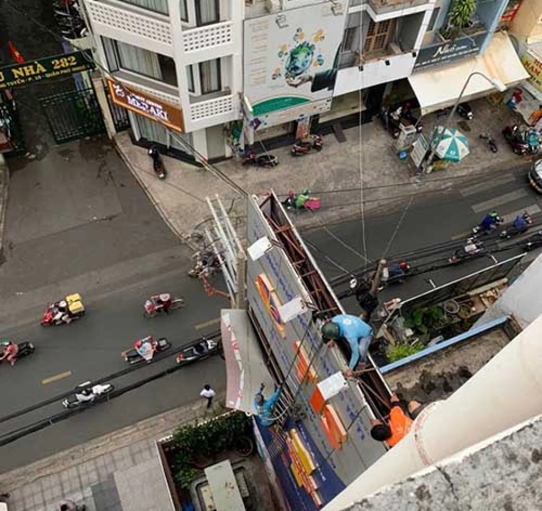 Tháo Dỡ Bảng Hiệu Trên Cao