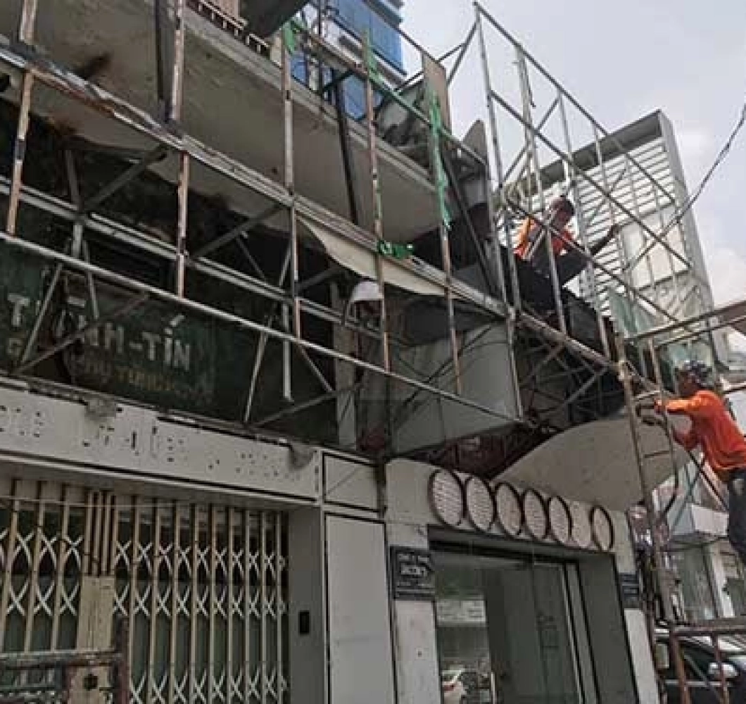 tháo dỡ bảng hiệu cũ, hư hỏng